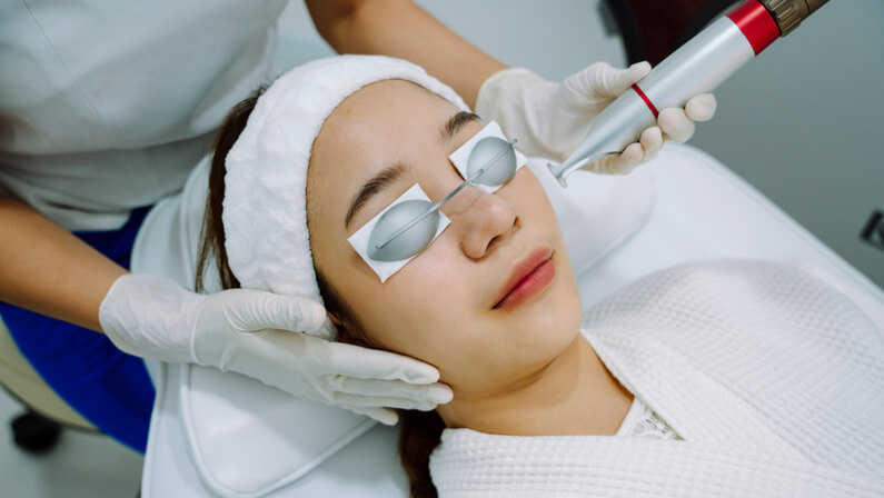 woman get laser treatment
